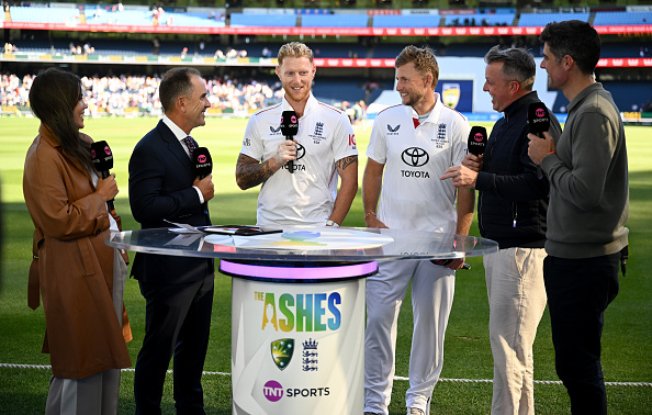 Ben Stokes et l’équipe anglaise célébrant le Test