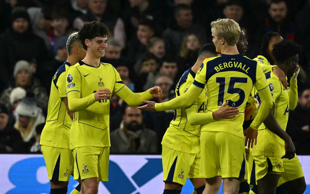 Archie Gray célèbre son but pour Tottenham