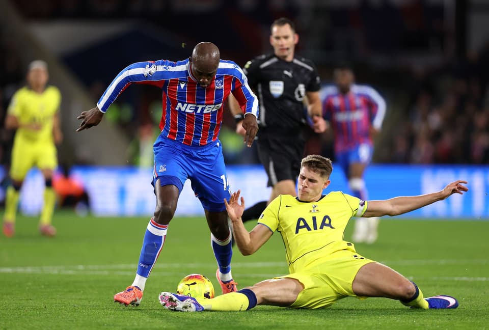 Archie Gray et Rodrigo Bentancur en action