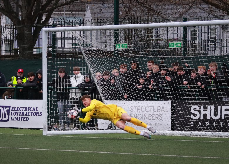 Pierce Roche, gardien des Jersey Bulls, repousse le penalty