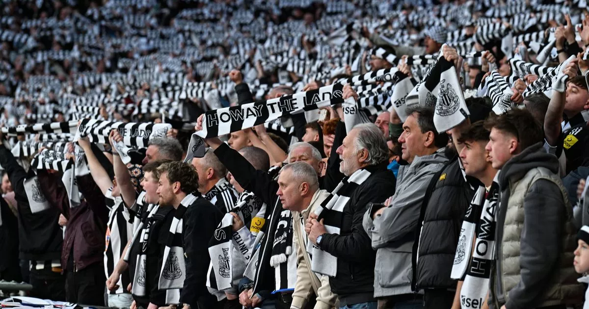Supporters de Newcastle avec des écharpes lors de la finale de la Carabao Cup