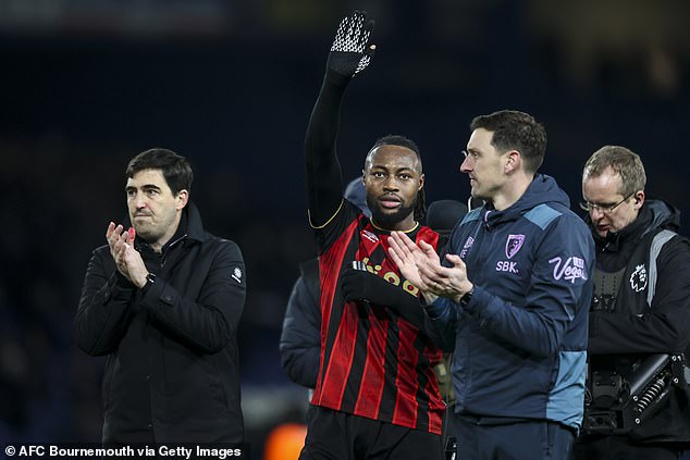 Antoine Semenyo saluant les fans de Bournemouth après le nul 2-2 contre Chelsea