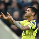 Cristian Romero critique une décision controversée lors du match Tottenham vs Newcastle