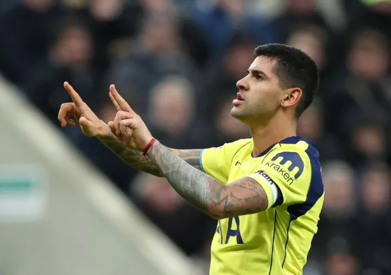 Cristian Romero critique une décision controversée lors du match Tottenham vs Newcastle