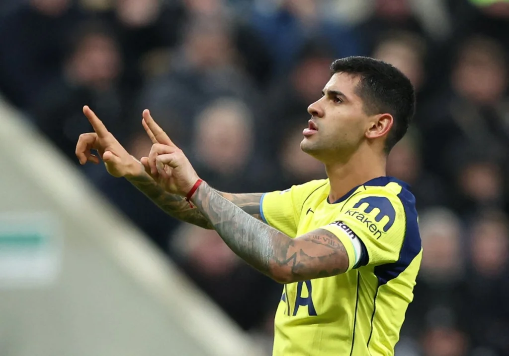 Cristian Romero critique une décision controversée lors du match Tottenham vs Newcastle