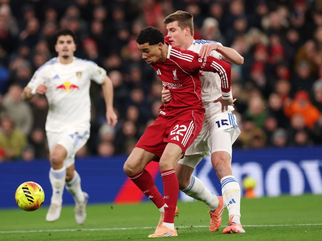 Verdict sur la pénalité de Liverpool face à Leeds : analyse de Carragher