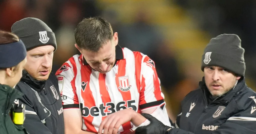 Blessure grave d'un joueur de Stoke en Championship : mise en danger sur le terrain