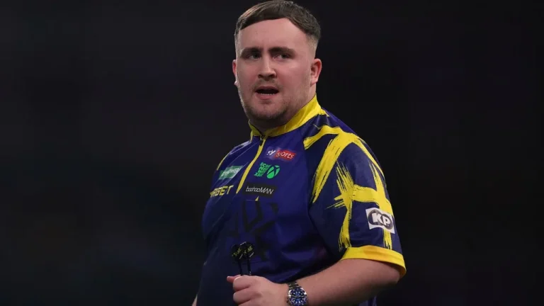 Luke Littler en finale du Championnat du Monde de Darts à Londres