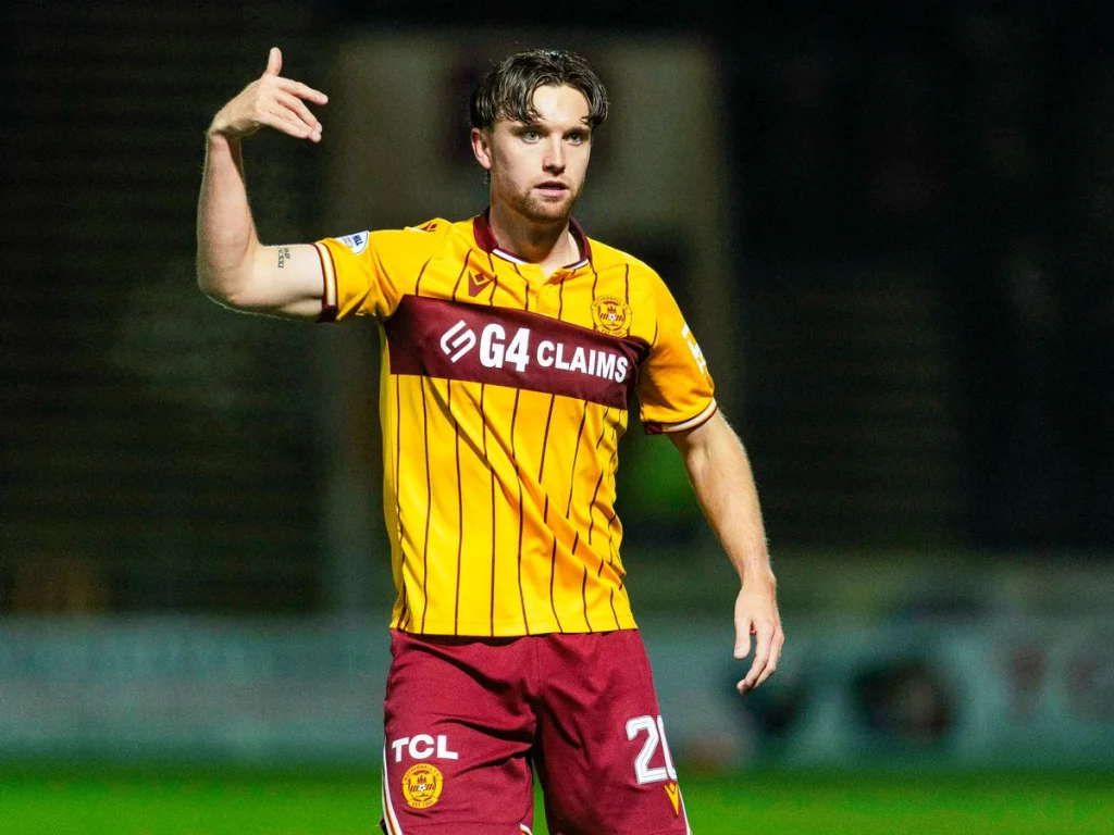 Elliot Watt, cible potentielle du Rangers, sous la surveillance de Motherwell