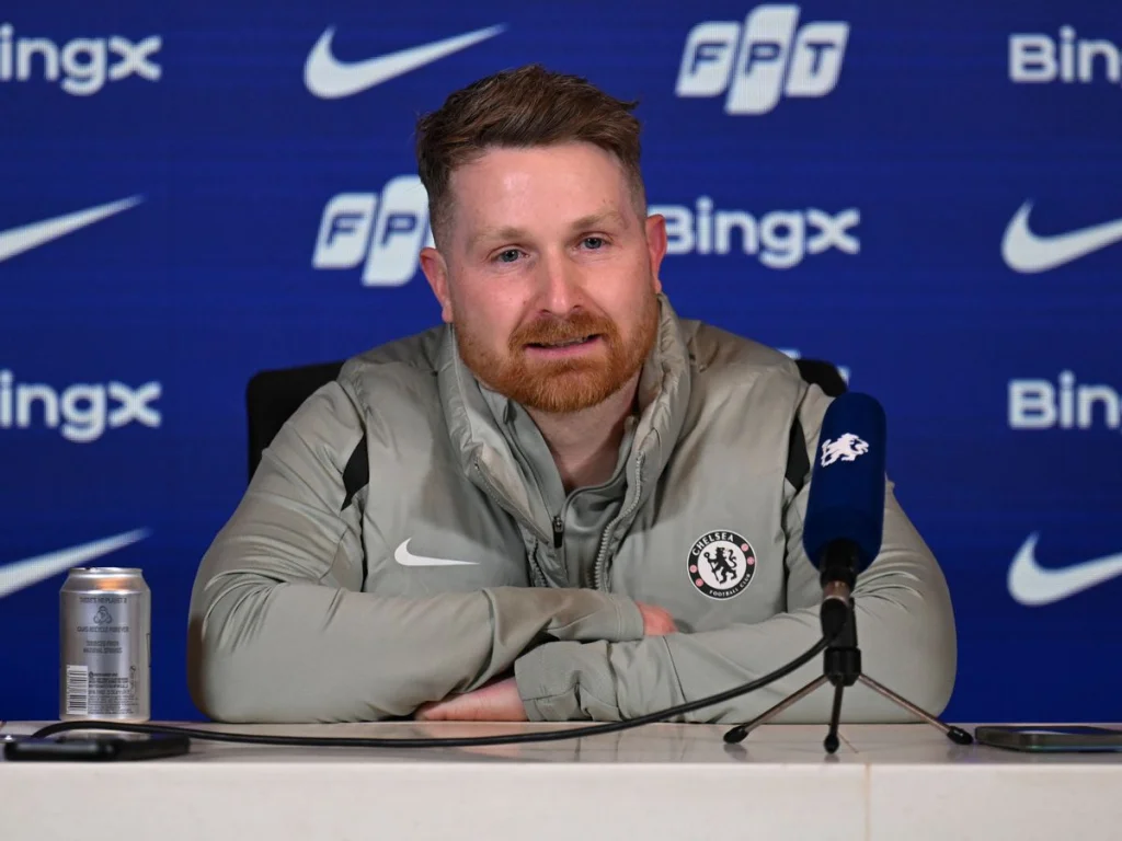 Nouveau manager de Chelsea : un changement stratégique avant Manchester City