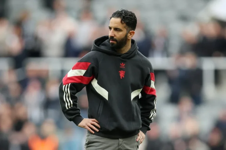 Manchester United nomme entraîneur par intérim après le départ de Ruben Amorim