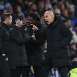 Pep Guardiola s'emporte et reçoit un carton jaune lors du match Manchester City