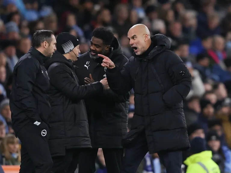Pep Guardiola s'emporte et reçoit un carton jaune lors du match Manchester City