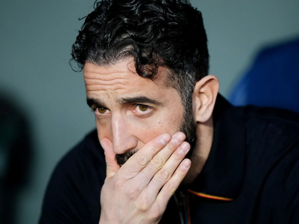 Manchester United envisage de réduire 13 millions de livres de salaires après le départ de Ruben Amorim