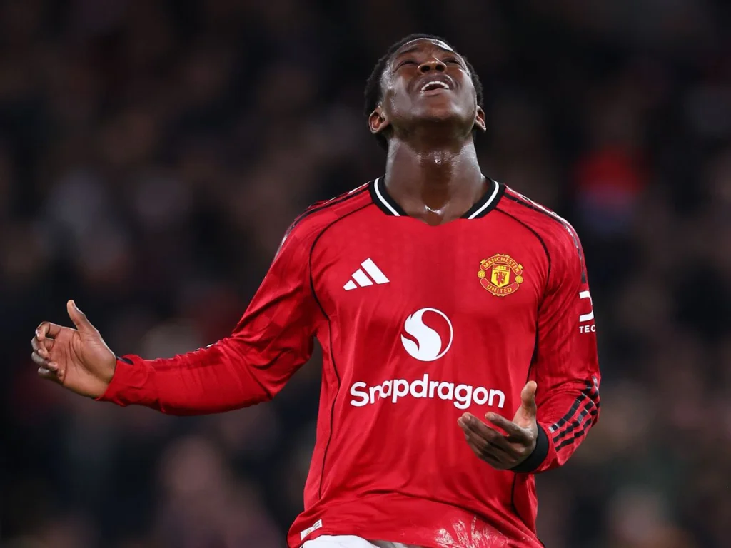 Manchester United : Carrick doit convaincre Mainoo avant la fin du mercato