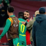 Sadio Mane félicite Mohamed Salah après leur duel en demi-finale de l'AFCON