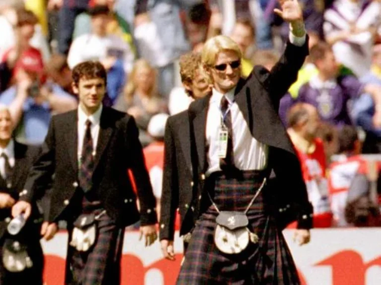 L'équipe de football écossaise abandonne les kilts pour des costumes lors de la Coupe du Monde