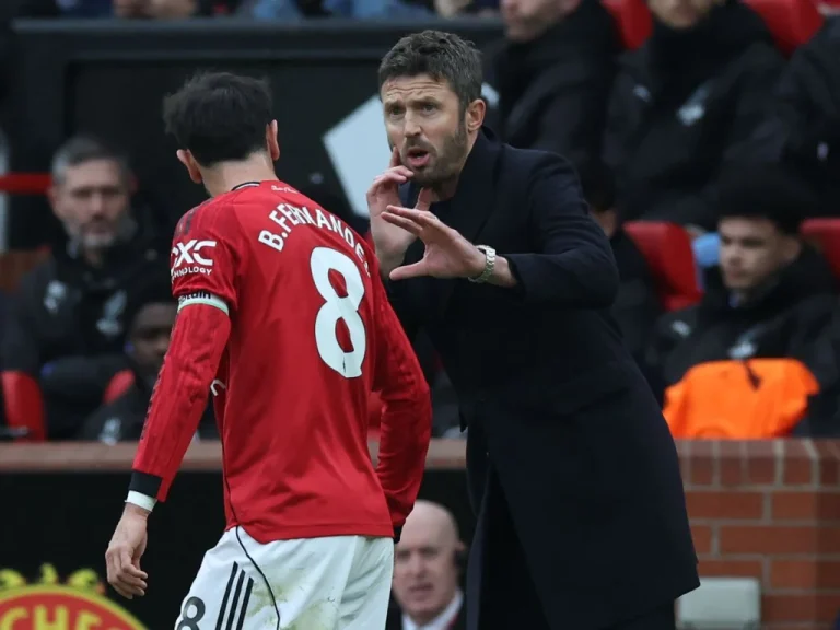 Michael Carrick célèbre la performance de Bruno Fernandes face à Manchester City