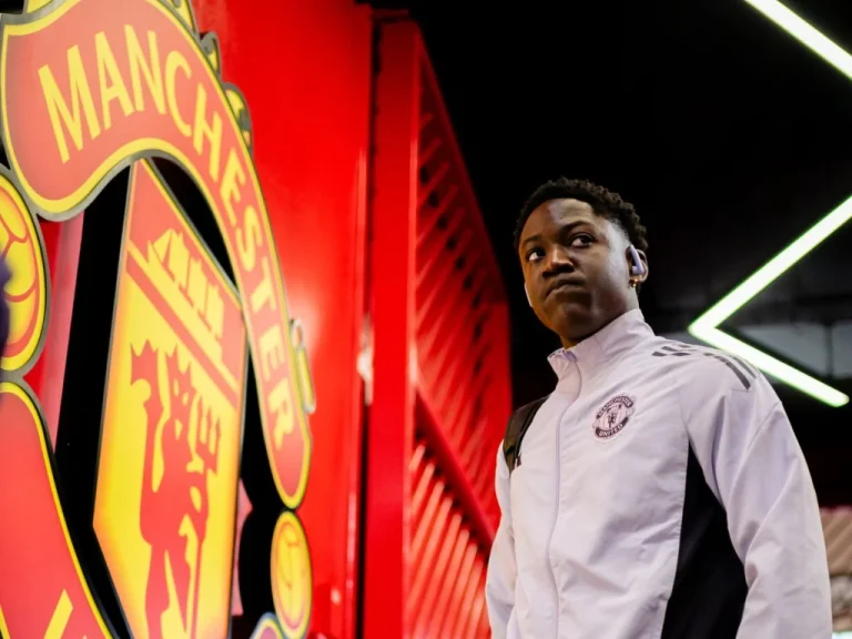 Kobbie Mainoo reste à Manchester United après décision de Carrick