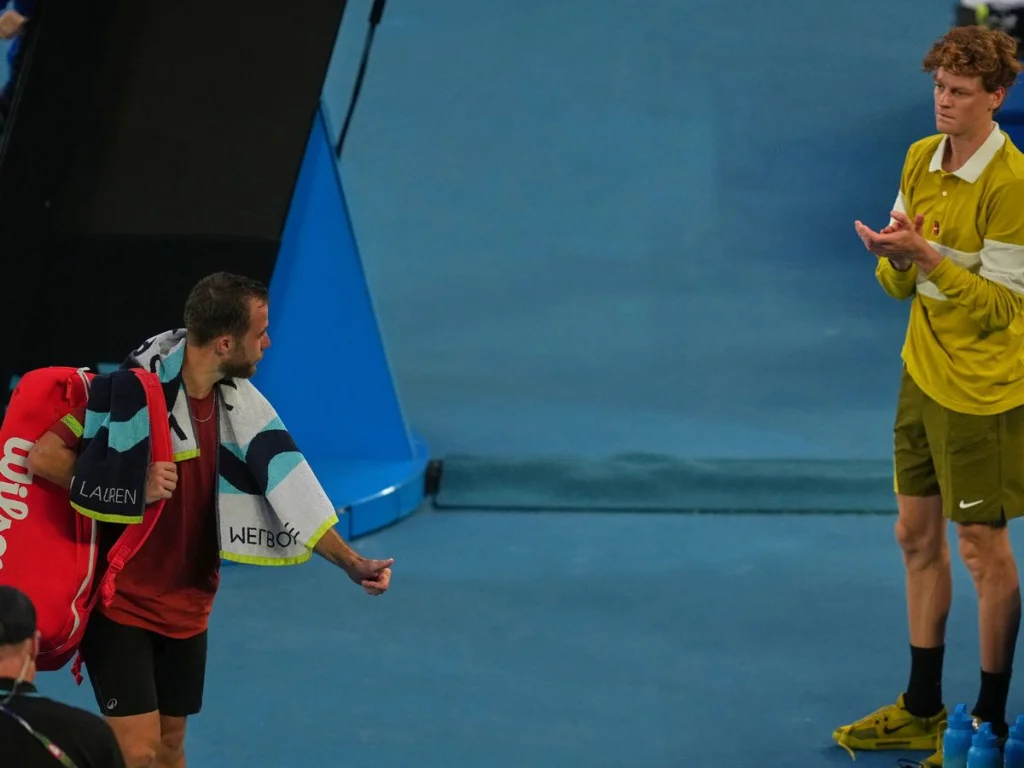 Jannik Sinner remporte son match à l'Open d'Australie après la retraite de son adversaire