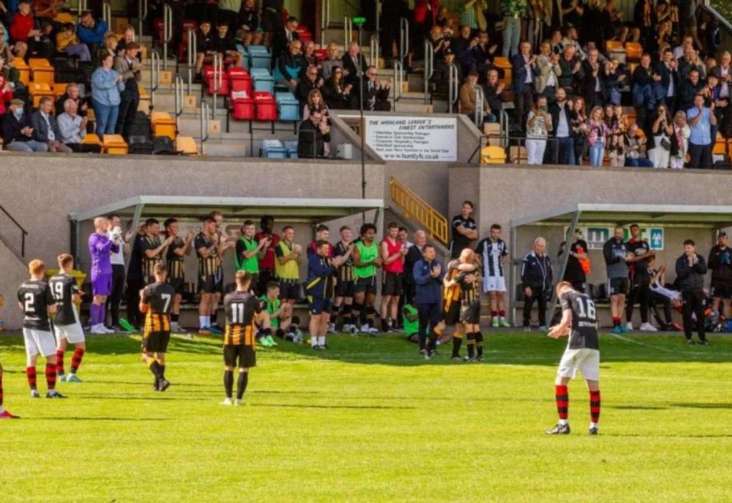 Elgin City nomme Alex Thoirs comme entraîneur principal après sa carrière de joueur