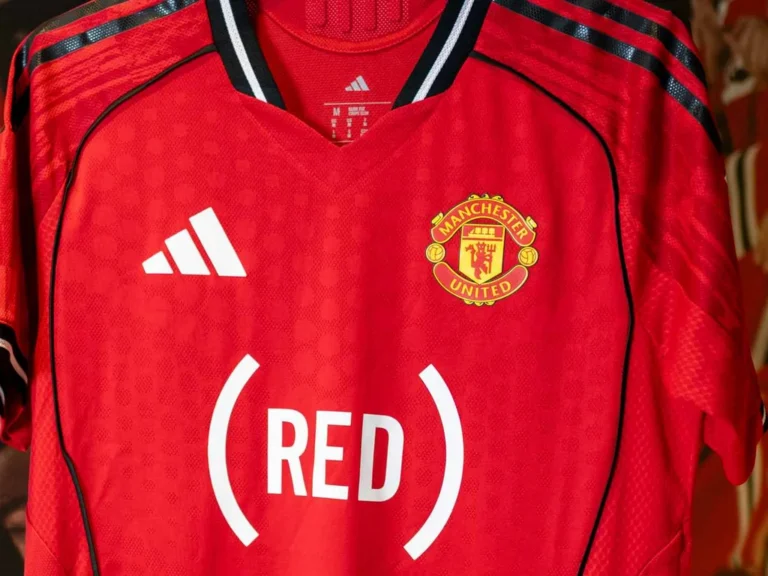 Manchester United change son maillot pour soutenir la lutte mondiale contre la santé