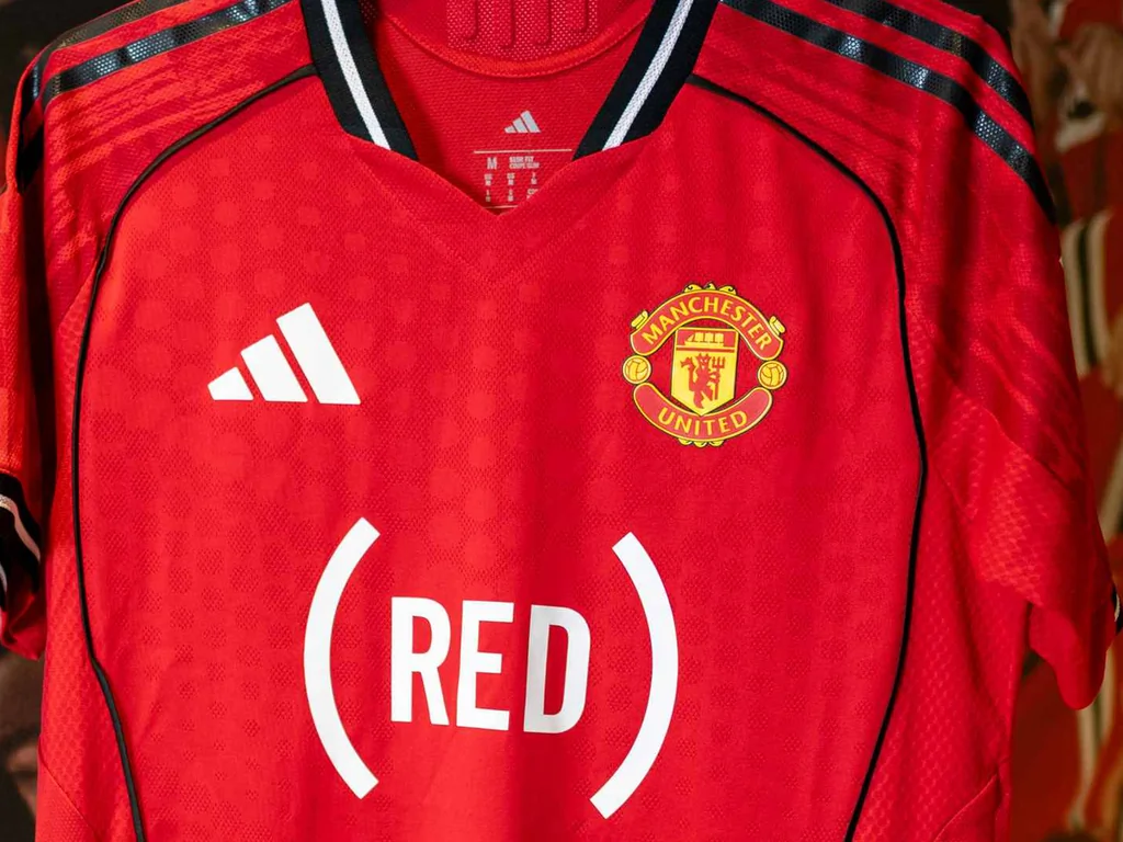 Manchester United change son maillot pour soutenir la lutte mondiale contre la santé