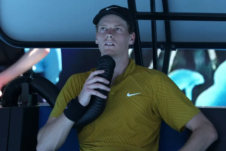 Sinner sauvé par la règle de chaleur lors de l'Open d'Australie