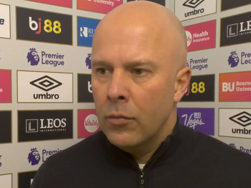 Arne Slot clarifie la situation d'Andy Robertson avant le transfert à Tottenham