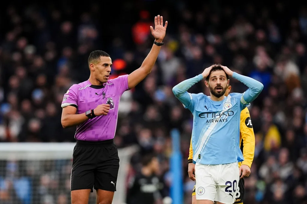 Pep Guardiola déplore une décision arbitrale contestée lors de la victoire de Manchester City