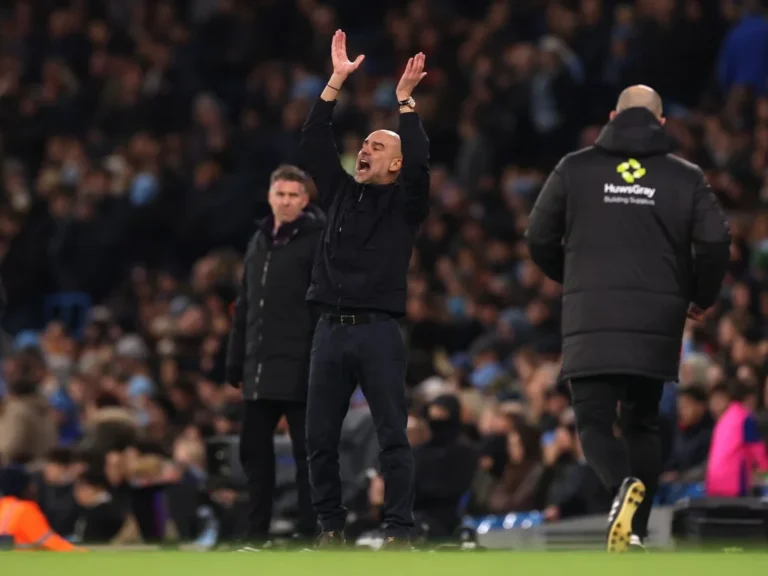 Pep Guardiola critique la gestion arbitrale de Man City et Howard Webb