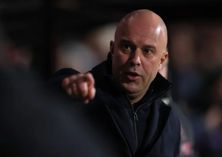 Jamie Carragher critique Arne Slot après défaite de Liverpool en course au top 4