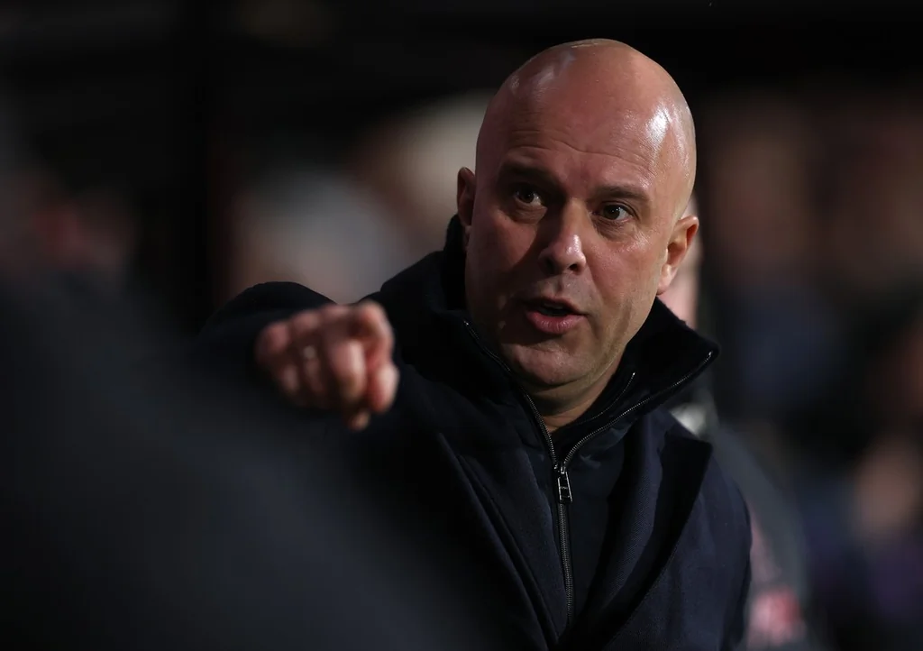 Jamie Carragher critique Arne Slot après défaite de Liverpool en course au top 4