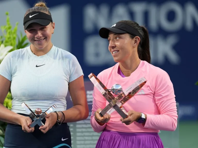 Jessica Pegula s'excuse auprès d'Amanda Anisimova avant leur quart de finale à l'Open d'Australie