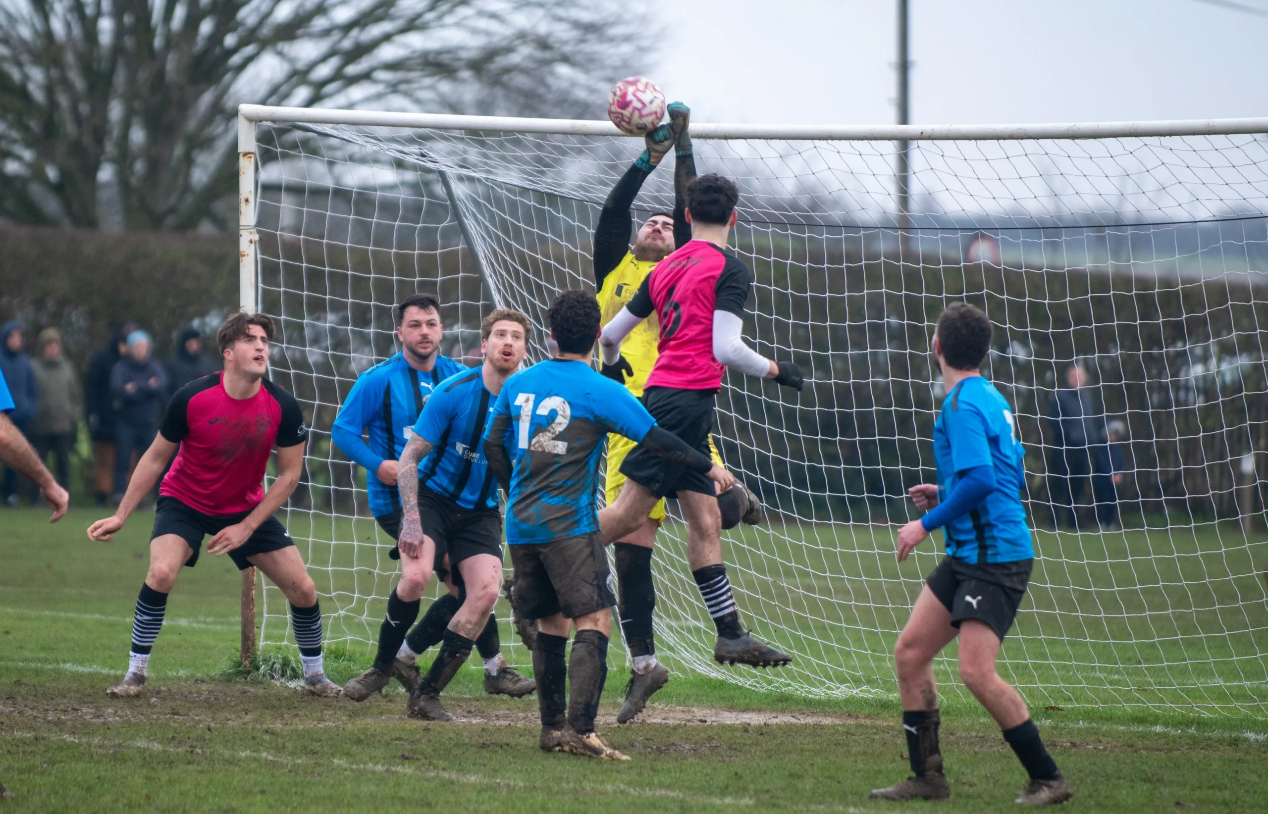 Redbridge et Stoke Salmon en tête dans le football communautaire
