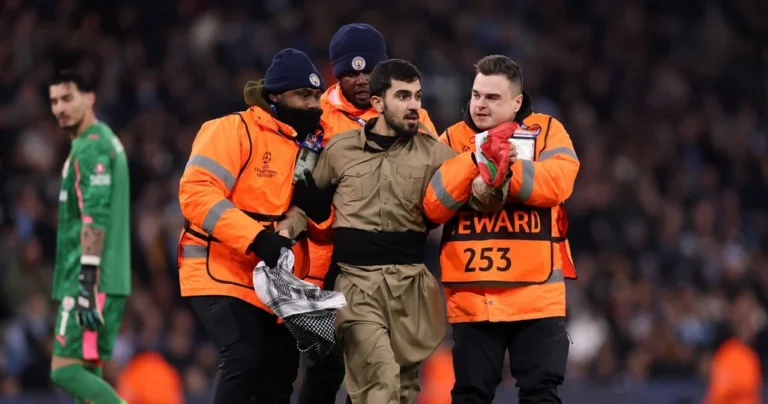 Manchester City vs Galatasaray : Match interrompu par des protestations