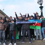 Fans de Qarabağ en route pour le match contre Liverpool à Anfield