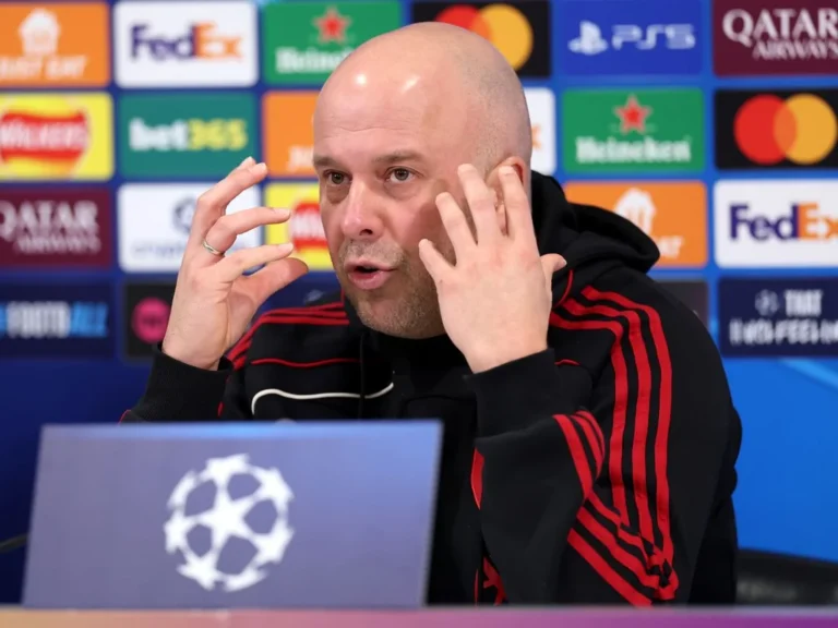 Arne Slot critique Liverpool : un regard sur la qualification en Ligue des Champions
