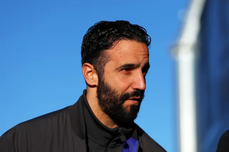 Gary Neville critique Ruben Amorim pour avoir 'tué' Kobbie Mainoo