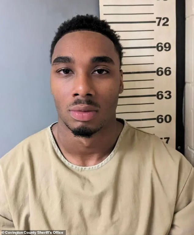 Dante Jovon Core pose pour sa photo d'identité après son arrestation en Alabama le 26 décembre