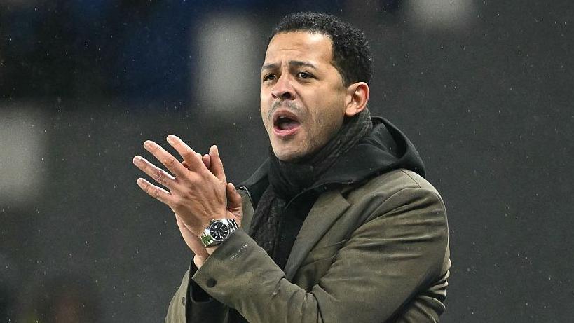 Liam Rosenior en action dans le dugout