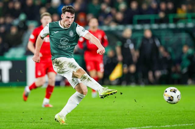 Milieu de Hibs Josh Mulligan