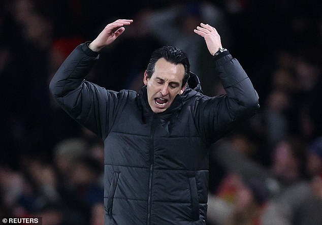 L’entraîneur d’Aston Villa évoque la taille et l’usage des gants