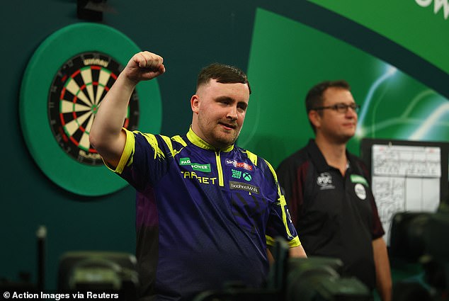 Littler franchit la ligne d’arrivée en demi-finale.