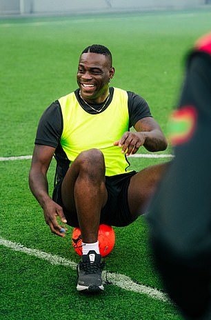 Balotelli célébrant son transfert potentiel aux Maldives