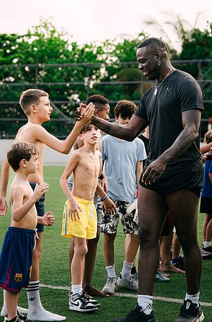 Balotelli dirige des sessions de football sur l