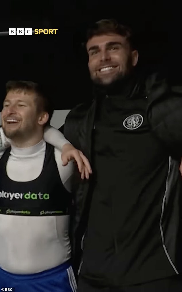 Tom Clare célébrant avec Macclesfield FC