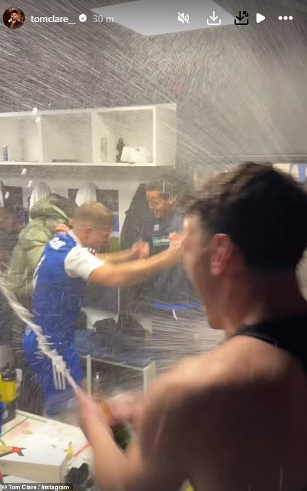 Macclesfield après la victoire, terrain envahi