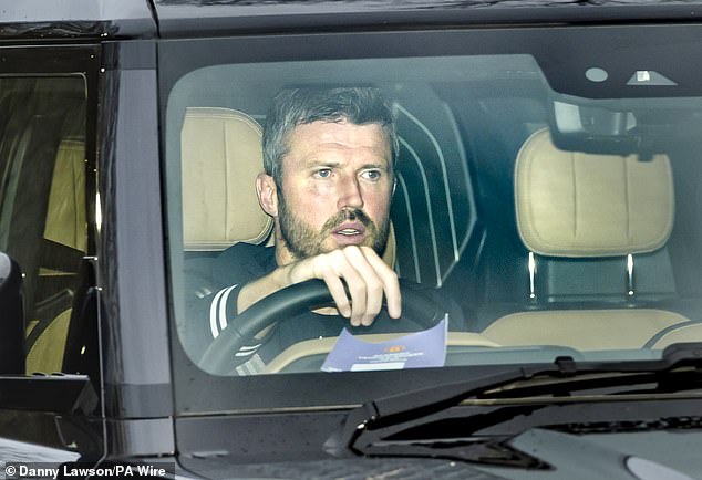 Carrick arrivant à Carrington pour commencer son nouveau rôle