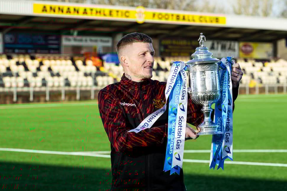 Willie Gibson, manager-joueur d’Annan, conscient d’être de purs outsiders face à Rangers